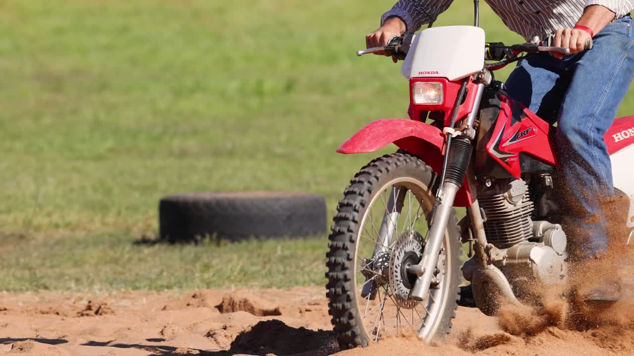 Moto de trilha navegando em terreno acidentado com habilidade