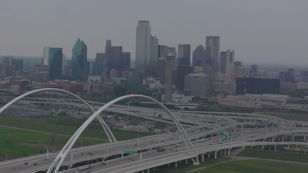 Vista del centro de Dallas, Texas, con autopistas y edificios