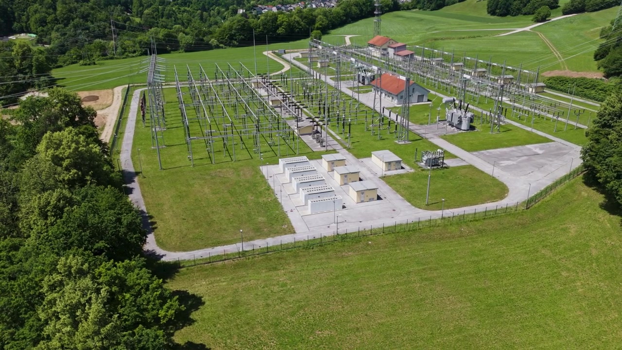 Bateriový systém pro ukládání energie BESS instalovaný v rozvodně podporuje řízení obnovitelné energie a