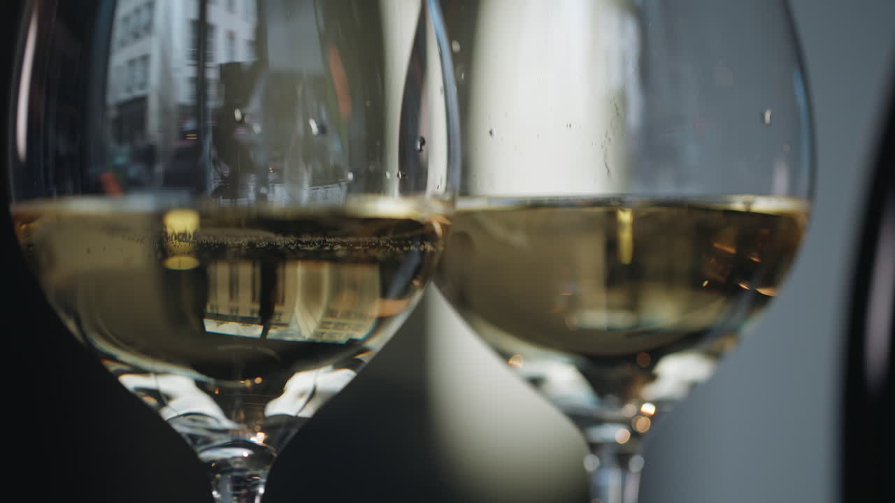 Primo piano di calici da vino mezzi pieni di Champagne in un ristorante francese in Francia.