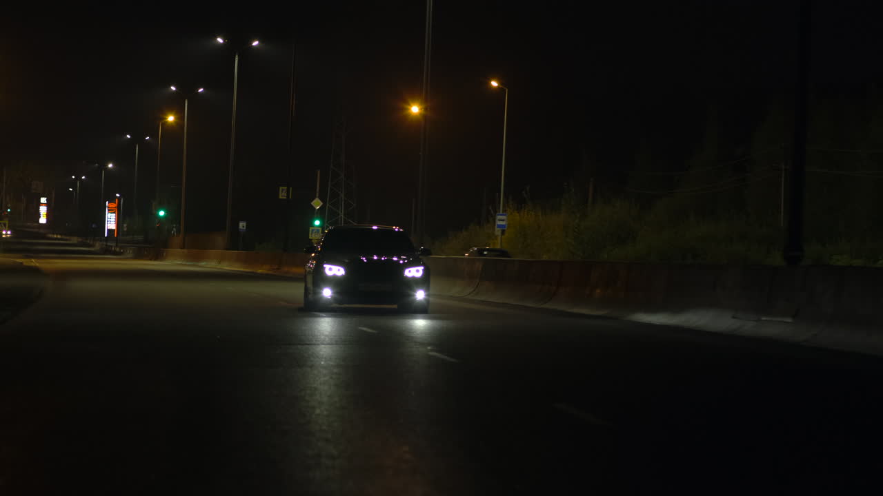 고속도로 에서 밤 에 운전 하는 것