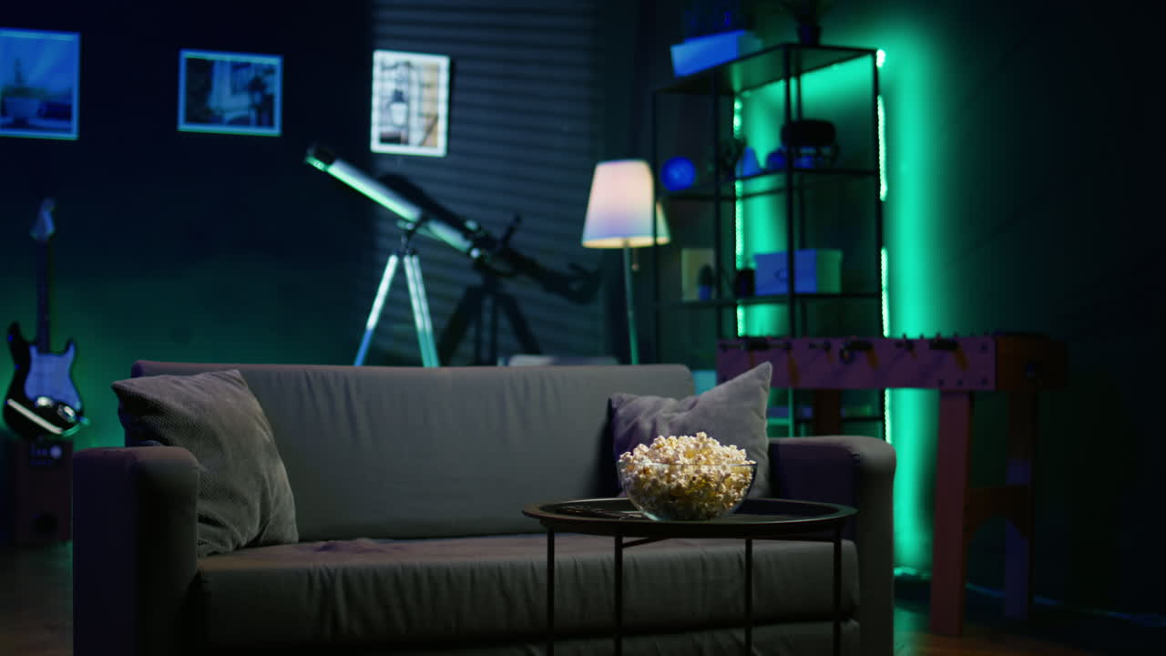 un plato de palomitas de maíz en la mesa en un apartamento de cine en casa iluminado con neón