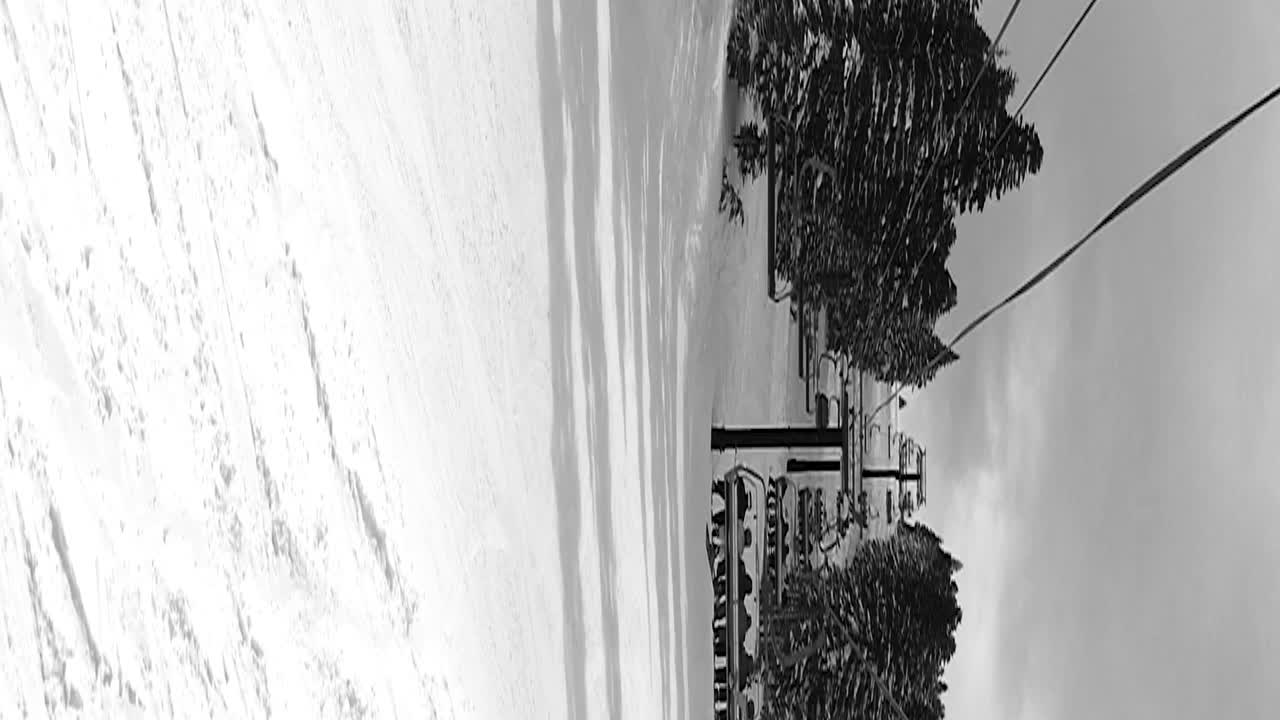 흔들리는 체어 리프트를 타고 산 정상을 향해 수직으로 타고 지나가는 빈 의자, 파우더 마운틴, 유타