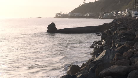 Felsiger-Steinküstenrand-Des-Großen-Felsens-Malibu-Zur-Goldenen-Stunde,-Neben-Der-Autobahnstraße