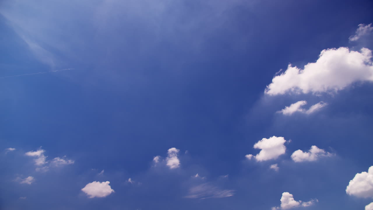 구름이 있는 아름다운 파란 하늘, 구름과 태양이 있는 파란 하늘