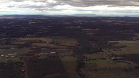 Drone-Se-Asienta-Sobre-Un-Valle-De-Granjas-En-La-Región-De-Las-Montañas-Catskill