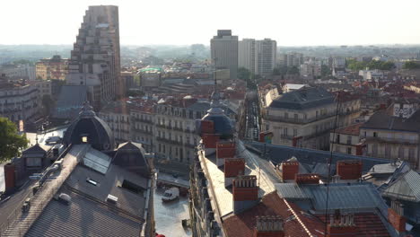 Vista-Aérea-Entre-El-Antiguo-Edificio-De-La-Plaza-De-La-Comedia-De-Montpellier.