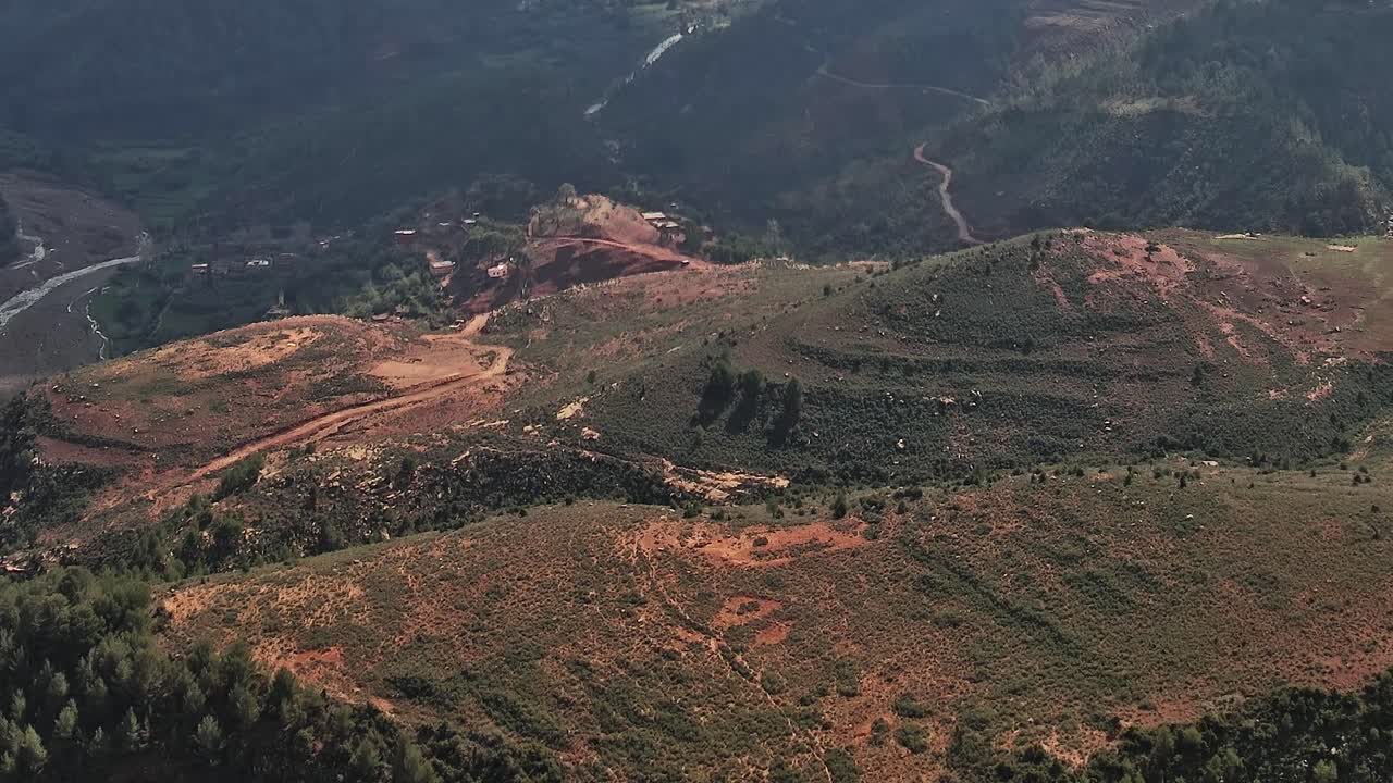 Vista aerea del paesaggio in Marocco con colline e vegetazione