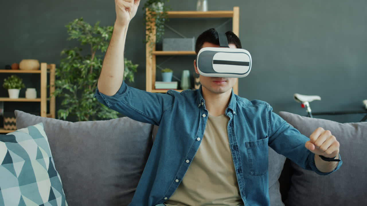 hombre experimentando la realidad virtual