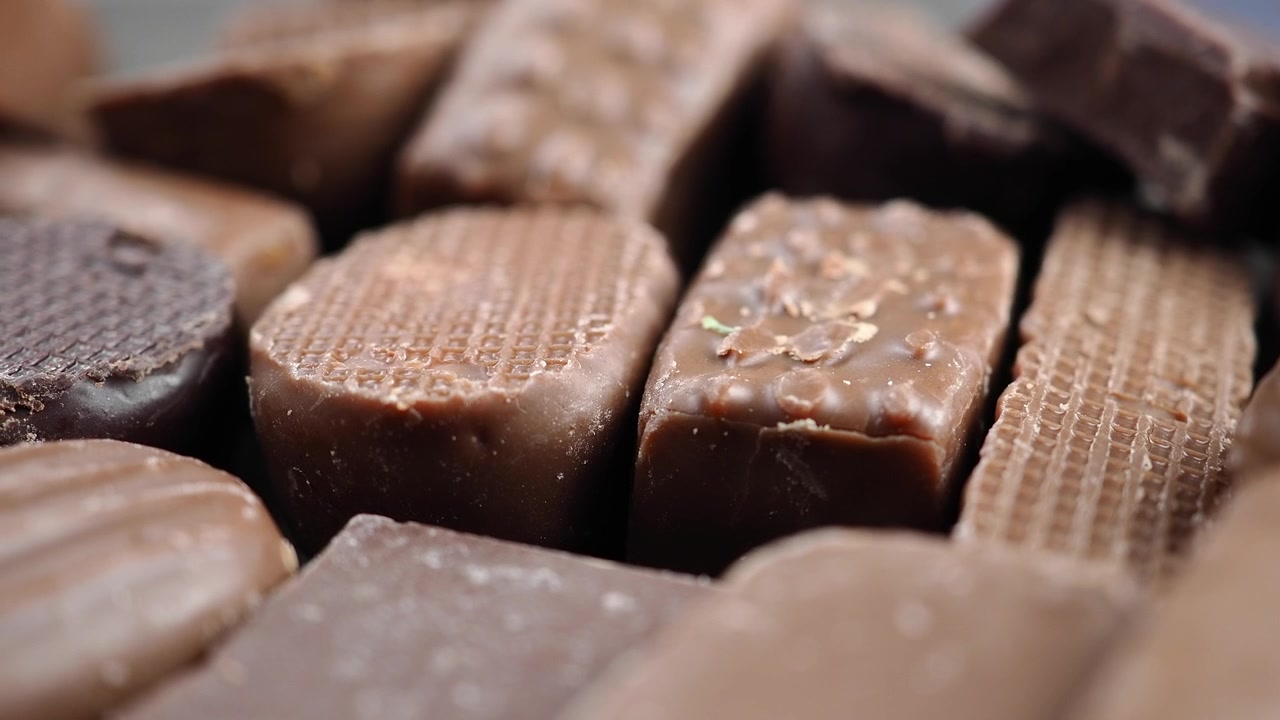 Primo piano di cioccolatini assortiti e praline
