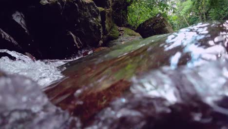 Cámara-En-La-Superficie-Del-Agua-De-Los-Rápidos