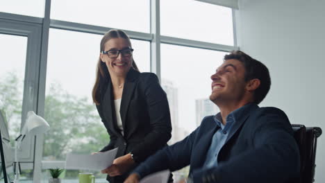 Equipo-Feliz-Trabajando-En-La-Computadora-En-El-Primer-Plano-De-La-Oficina.-Gerente-Alegre-Tirando-Papeles