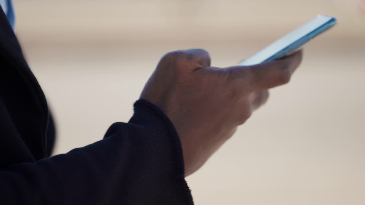 스마트폰을 사용하는 사람