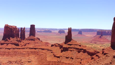 Drohnenaufnahmen-Aus-Der-Luft-Des-Monument-Valley-Navajo-Tribal-Park-Zwischen-Utah-Und-Arizona,-USA