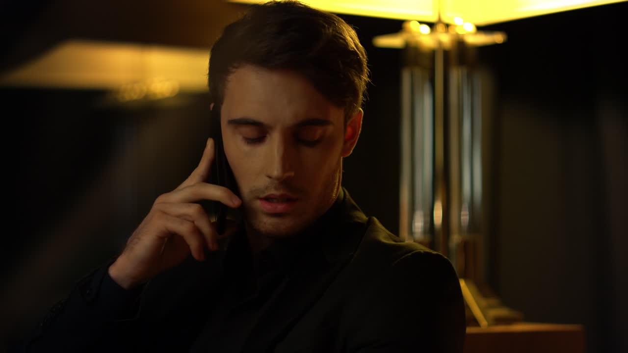 집안에서  ⁇ 드폰으로 문제를 해결하는 부자.  ⁇ 드폰을 사용하는 우아한 남자.