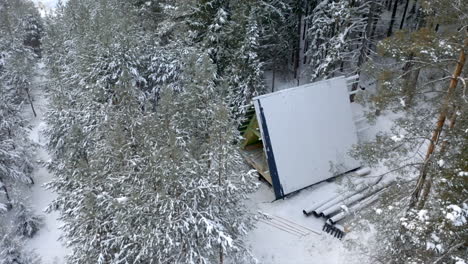 construcción de cabañas cubiertas de nieve en el bosque de invierno