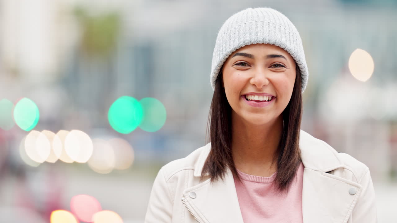 retrato de invierno de una chica de moda riendo con bokeh