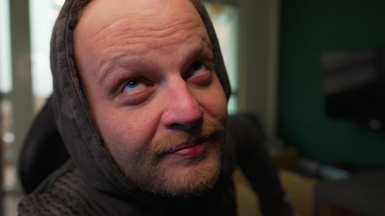 streaming: el hombre mira la cámara y se acerca mucho, creador de contenido, primer plano