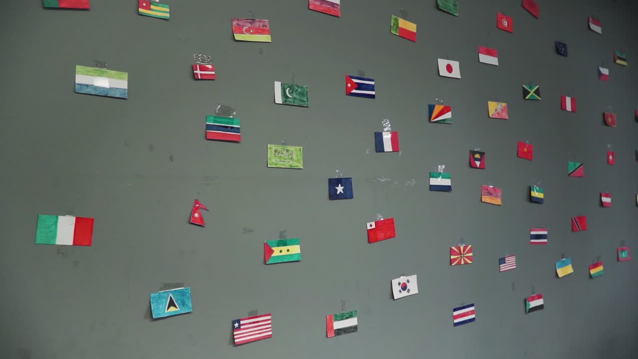 colección de banderas mundiales en una pared