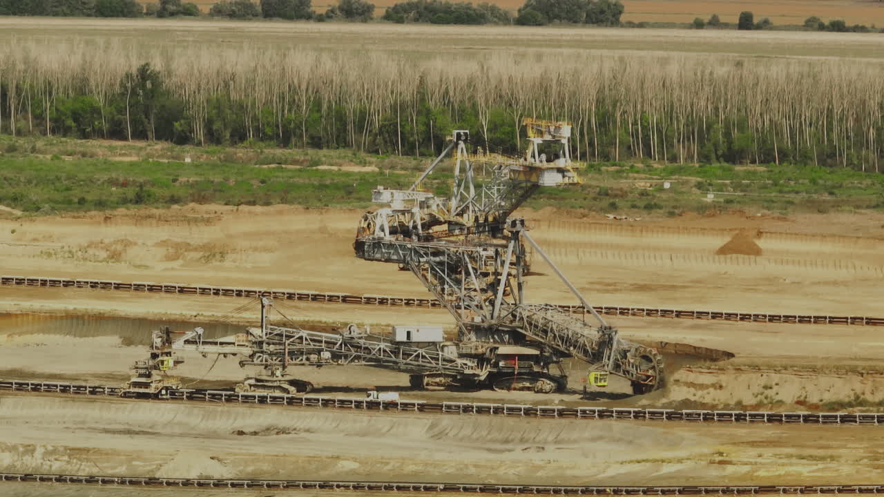 крупный горнодобывающий экскаватор в открытой шахте