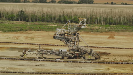 gran excavadora de minería en una mina a cielo abierto