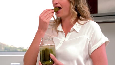 mujer embarazada comiendo pepinos