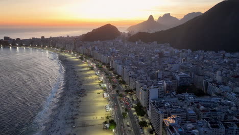 el cielo al atardecer en la playa de copacabana río de janeiro brasil