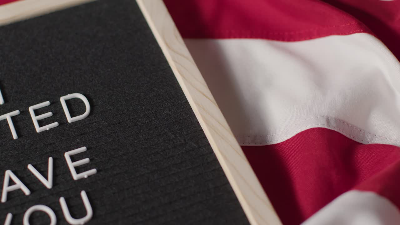 ближе к знаку чтения я проголосовал у вас лежит на нас звезды и полосы флаг для американских выборов 2024 1