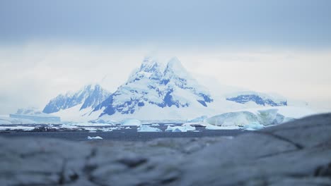 antarctica puesta de sol invierno montañas y océano con nubes dramáticas y cielo, paisaje increíble en la costa de la península antártica, puesta de sol paisaje costero en el hielo escena nevada en clima frío