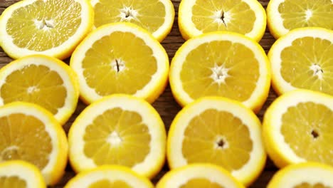 limas dulces cortadas por la mitad dispuestas en una tabla de madera