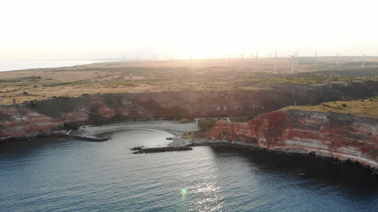 Turbine eoliche all'alba a Capo Kaliakra, Dobrugia meridionale, Bulgaria