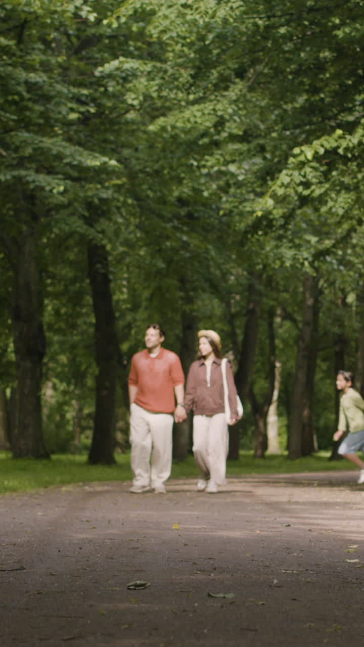 familia caminando en el parque