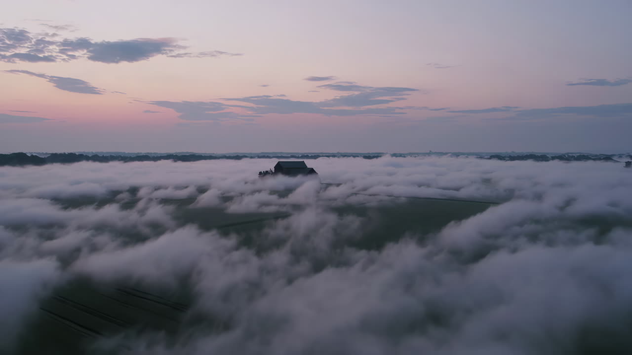 amanecer brumoso sobre las tierras de cultivo