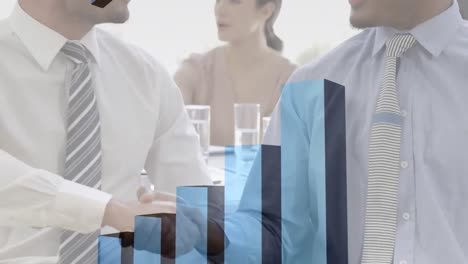 procesamiento de datos estadísticos contra dos hombres de negocios diferentes que se dan la mano en la oficina
