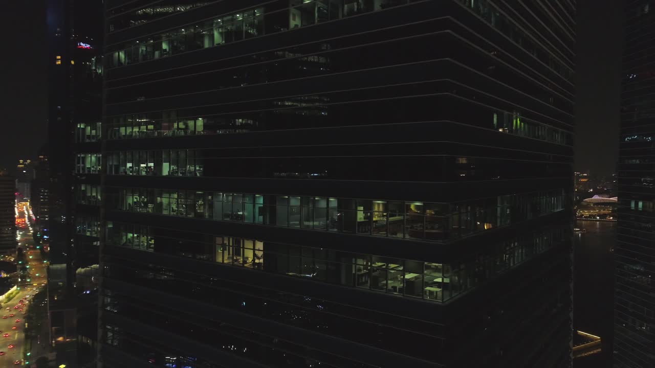 Vista notturna di un moderno edificio per uffici