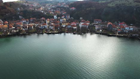 Pueblo-Turístico-De-Lin-En-Albania-En-La-Hermosa-Península,-Reflejando-Casas-En-La-Orilla-Del-Lago-Ohrid