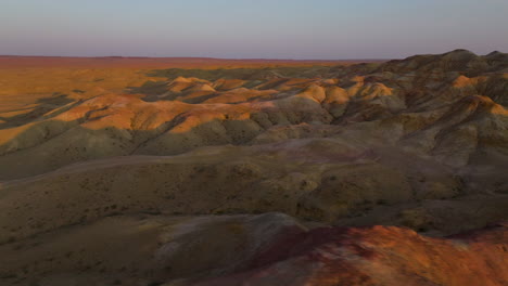 Naturwunderlandschaft-über-Tsagaan-Suvarga-White-Stupa-In-Gobi,-Mongolei-Bei-Sonnenuntergang