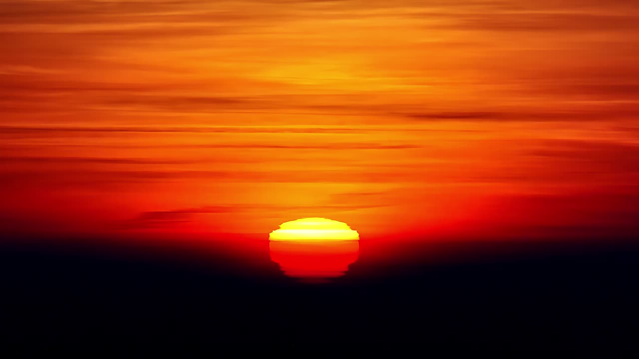 En färgstark solnedgång med gyllene himmel skapar en lugn och rofylld atmosfär