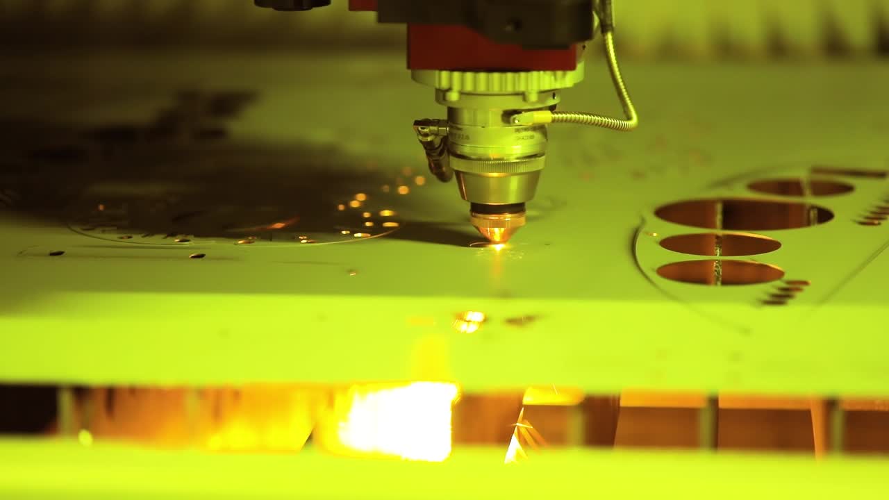 corte láser cnc de metal, tecnología industrial moderna.