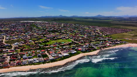 Südafrika,-Jbay,-Jeffreys-Bay,-Luftaufnahme,-Drohne,-Stadt,-Häuser,-Atemberaubendster-Weißer-Sandstrand,-Epische-Brandungswelle,-Gesättigtes-Wasserblau,-Zerklüftete-Riffküste,-Tagsüber,-WSL,-Korona,-Offene-Supers,-Boneyard,-Sommer-Nach-Rechts