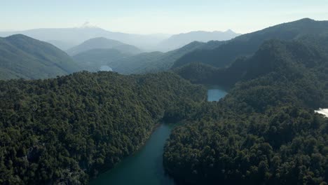 Vista-Panorámica-Del-Parque-Nacional-Huerquehue-Con-Las-Lagunas-Chico,-Verde,-Toro-Y-Tinquilco-Entre-Bosques-De-Araucaria-Y-El-Volcán-Villarrica-Al-Fondo---Antena