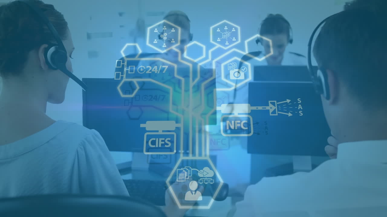 red de iconos digitales contra un equipo de ejecutivos de atención al cliente que trabajan en la oficina