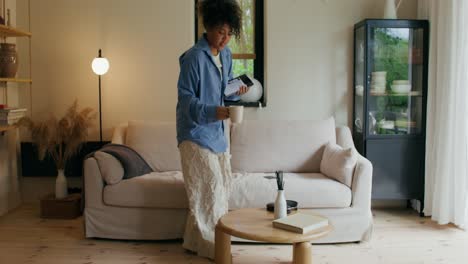 mujer relajándose en el sofá con la tableta
