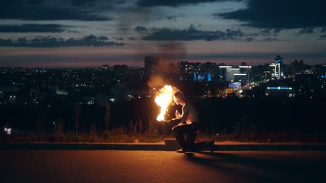 joven hombre rubio preparándose para realizar un espectáculo de fuego
