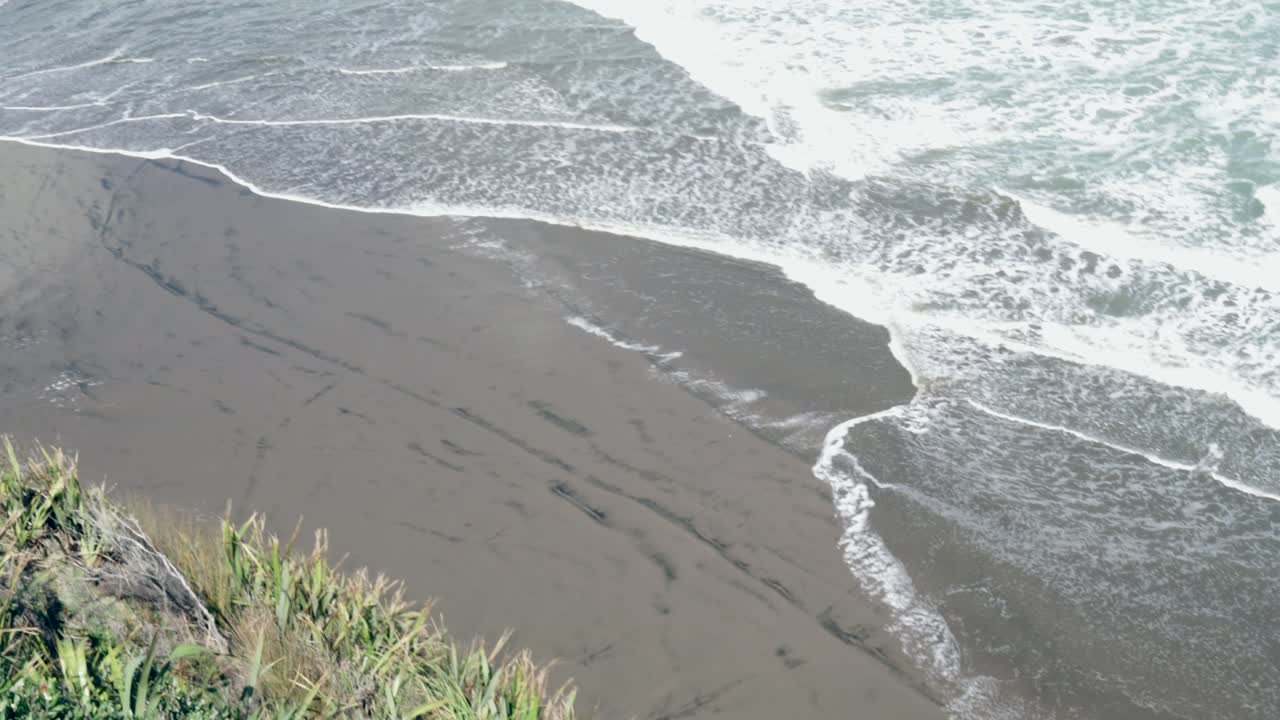 ola que viene en la orilla en la costa de nueva zelanda