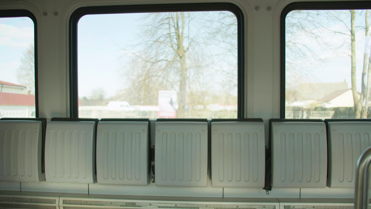 친구 들 이 열차 를 타고  ⁇ 고 있다