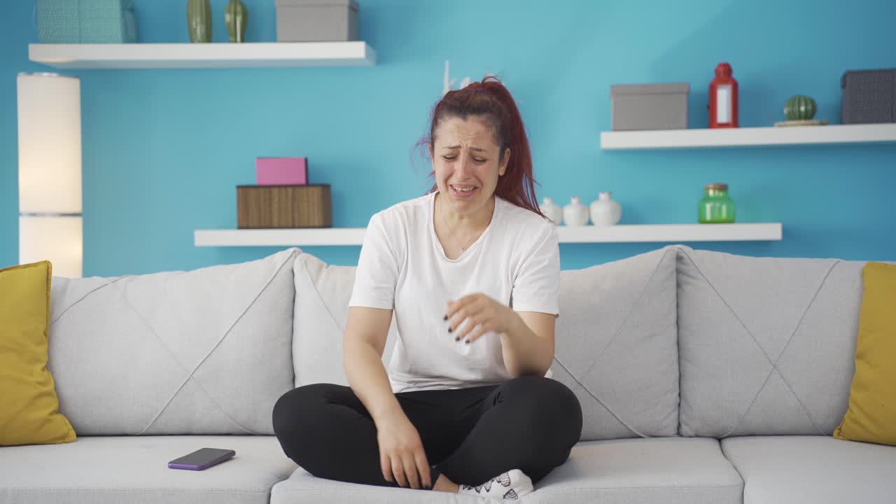 슬픈 여자가 울고 있어.