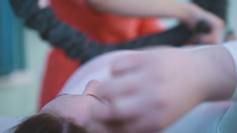una mujer de talla grande se somete a un masaje con rodillos de vacío en la clínica.