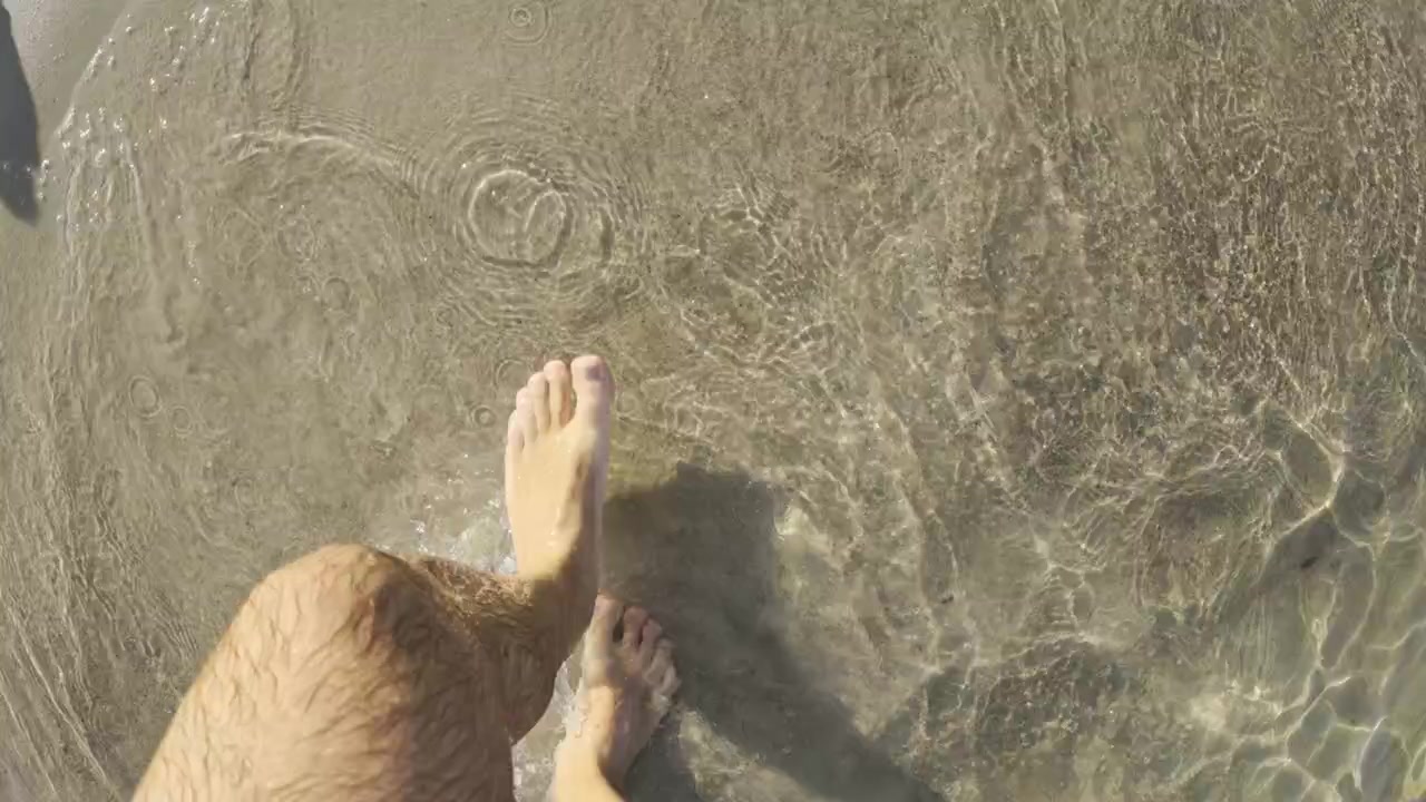 Gambe e piedi di una persona che si muovono in acqua torbida, a simboleggiare pericoli nascosti o situazioni poco chiare durante il nuoto.