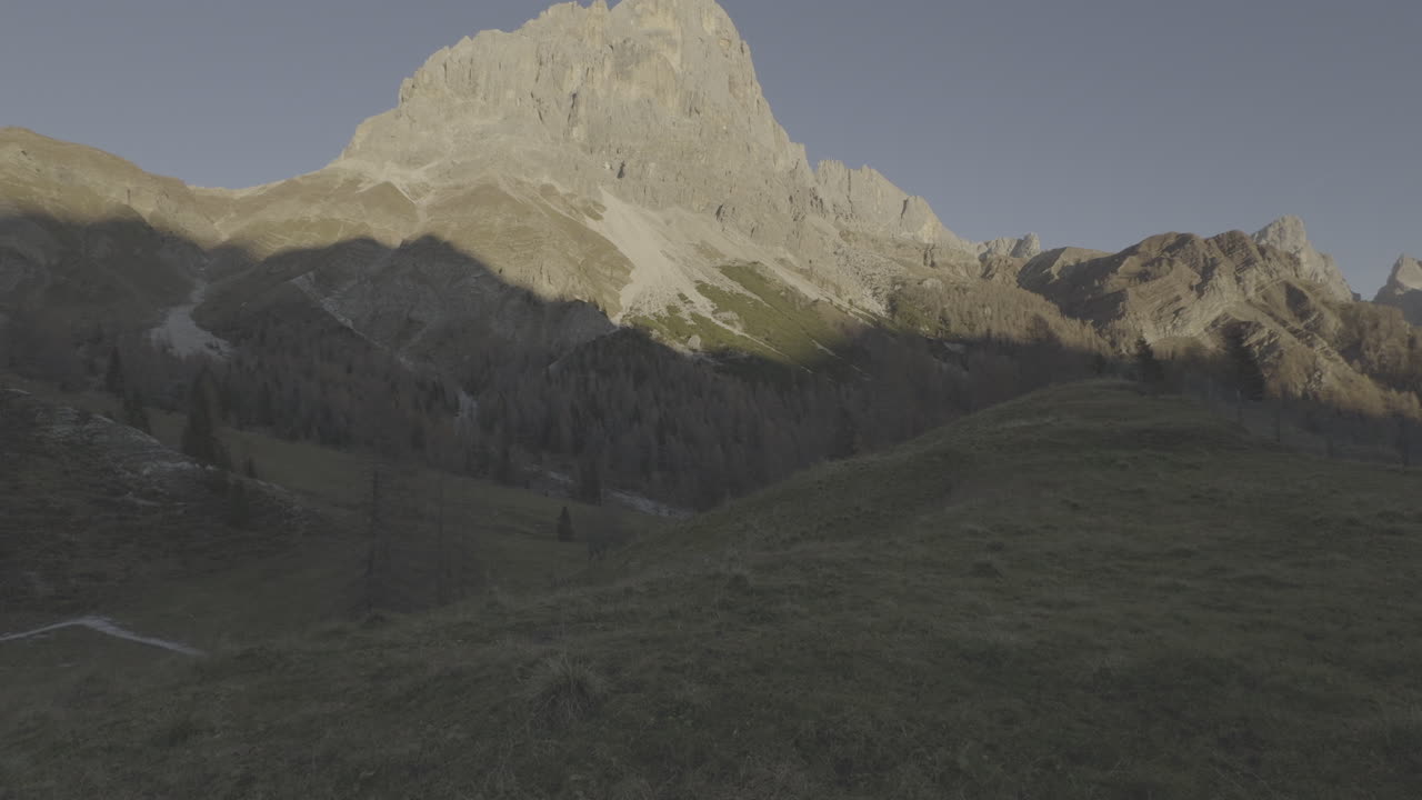 paisaje de montaña al amanecer o al atardecer